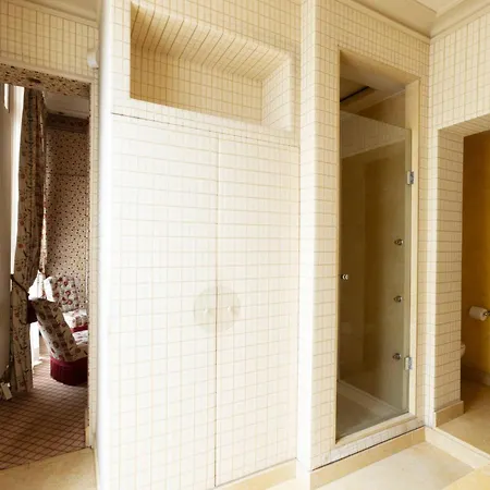 Royal By The Trocadero Apartman *